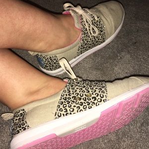 EUC Cheetah Print Tom's